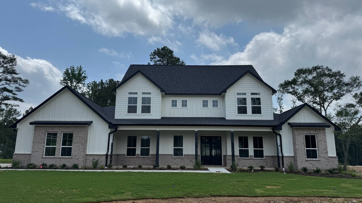 Elastomeric Coatings vs Paint: What’s the Difference? (Montgomery County Guide)